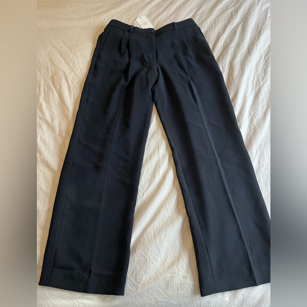 Brand new Aritzia effortless low rise pants. Size 10.